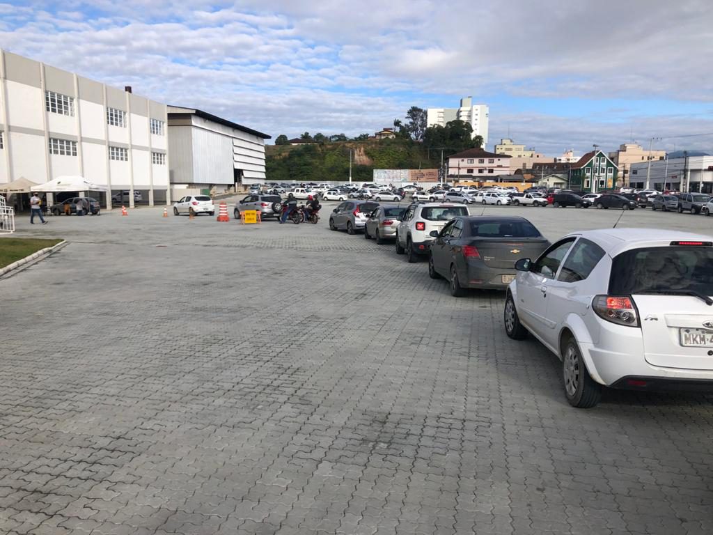 Fila de veículos Procura no sistema drive-trhu para testes da Covid-19