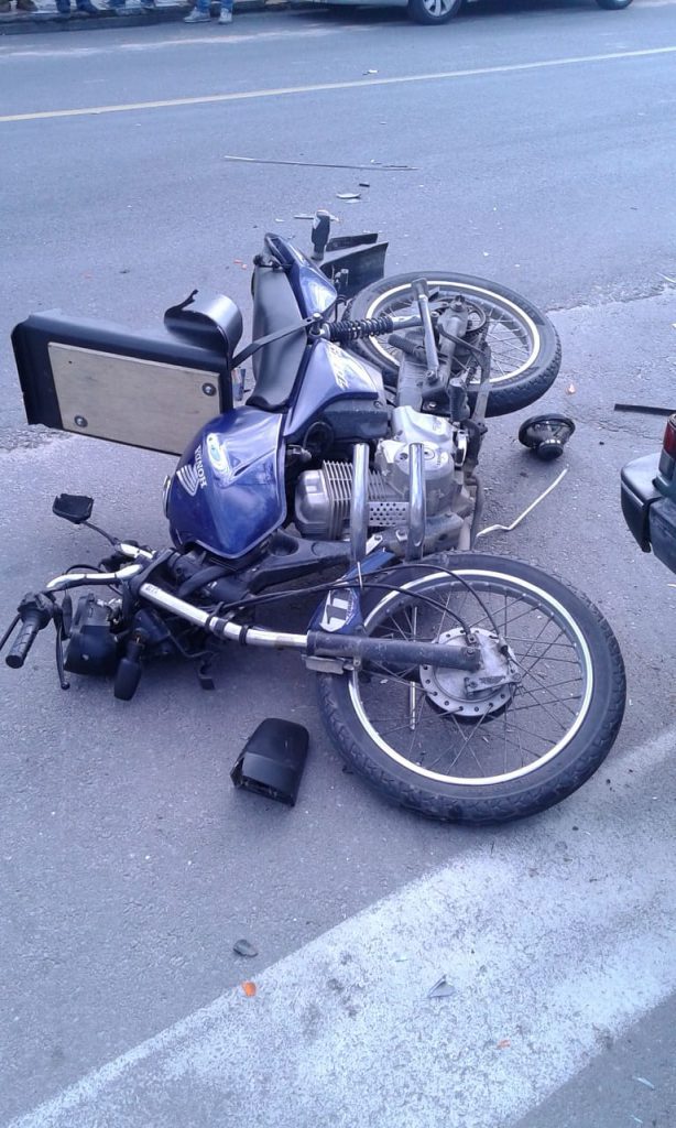 Carro e moto colidem no bairro Nova Brasília