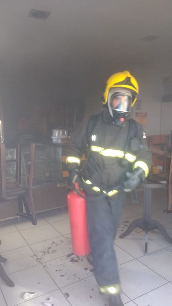 Incêndio em uma fritadeira elétrica foi combatido com uso de um extintor (Foto: Corpo de Bombeiros)