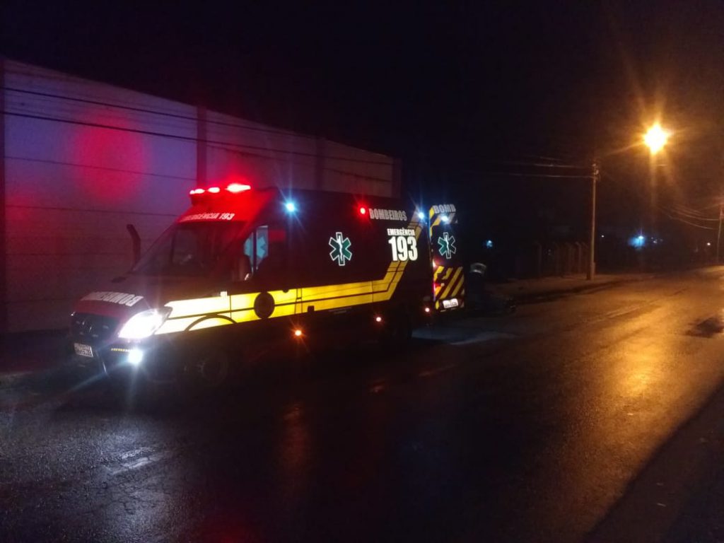 Acidente na rua Davi Hort registrado na manhã desta terça-feira (2). Foto: Corpo de Bombeiros