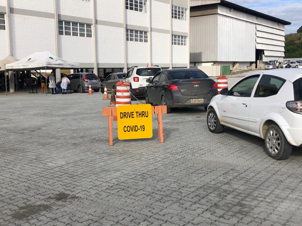  Procura no sistema drive-trhu para testes da Covid-19, no estacionamento da Assevim