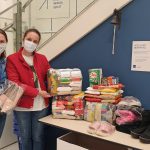 gerente entrega donativos para assistente social