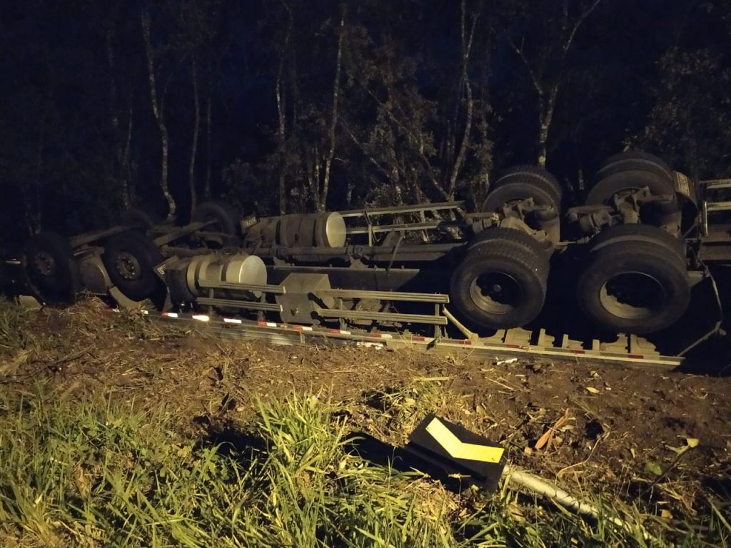 De acordo com o SAMU, o motorista de 26 anos saiu ileso.