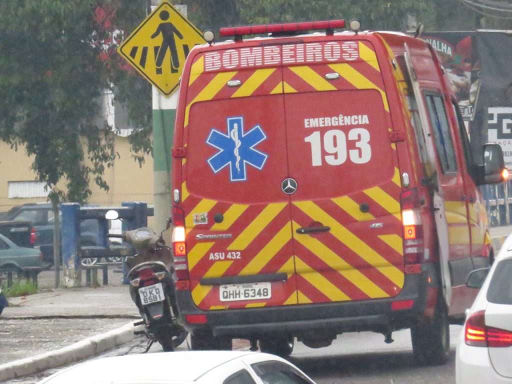 Carro e moto colidem no Centro