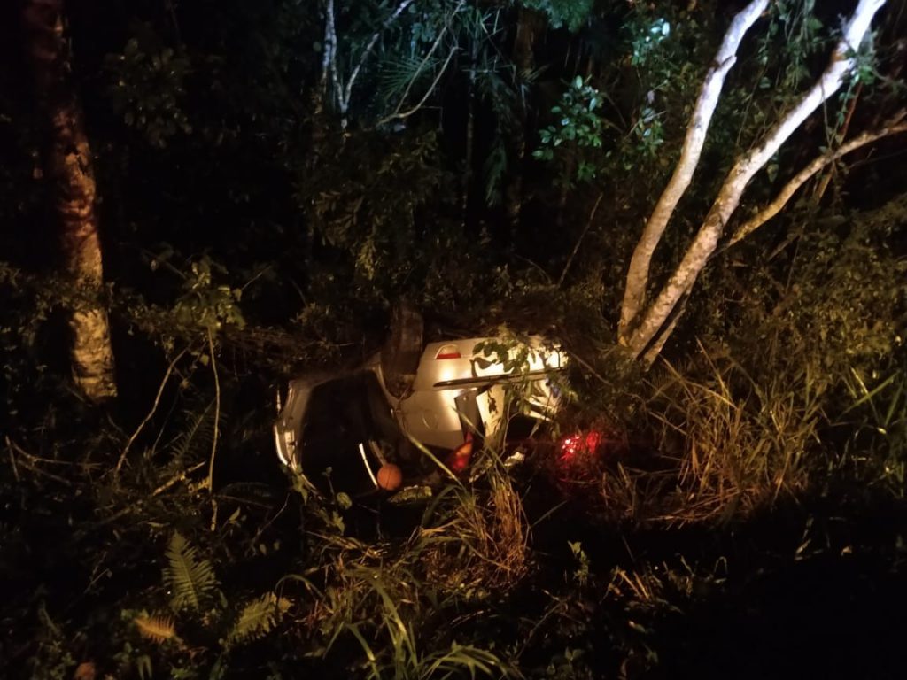  Carro capota ao sair da pista na SC-108