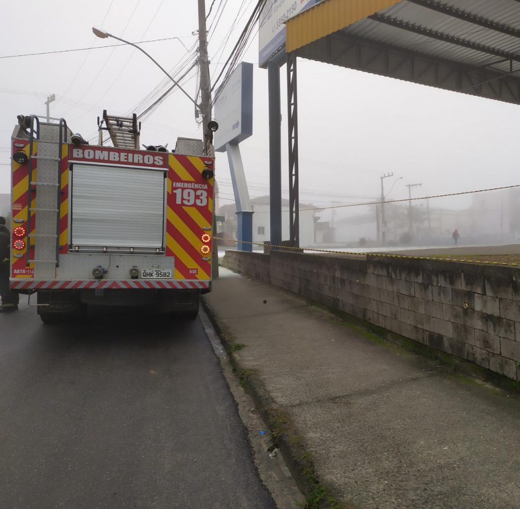 Bombeiros controlam princípio de incêndio em poste