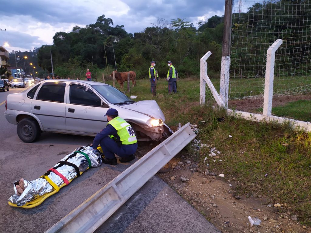 Carro atropela idoso e ciclista na rua Ponta Russa; em seguida bate em poste