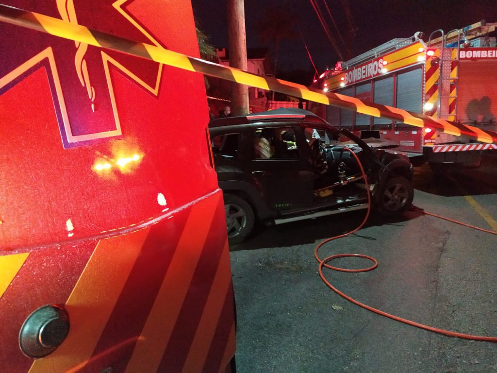 Carro atingiu um poste na rua Humberto Mazolli, no centro de Botuverá