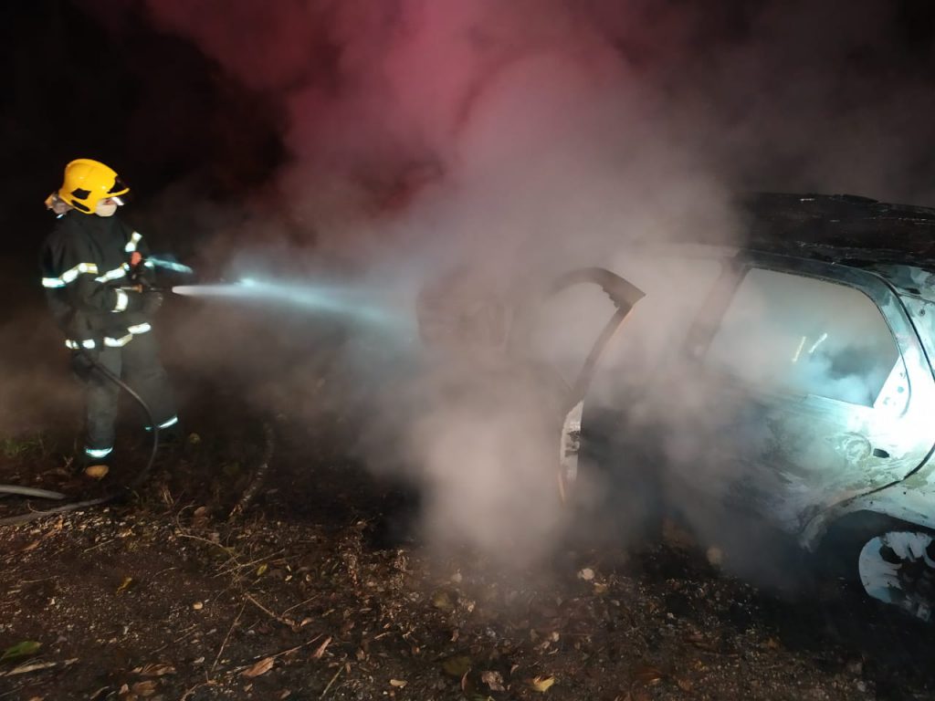 Carro abandonado na rua Cristalina fica destruído após incêndio