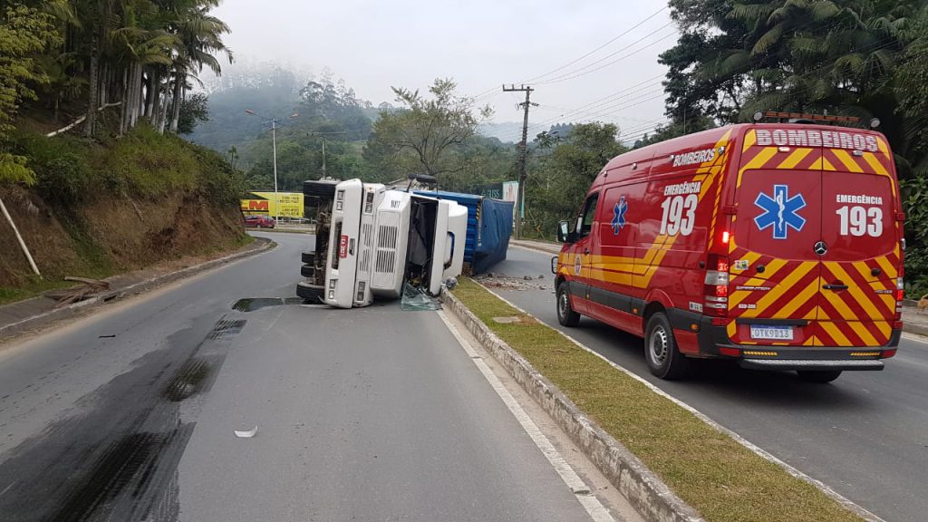 Acidente com carreta na manhã desta sexta-feira, 28, em Guabiruba