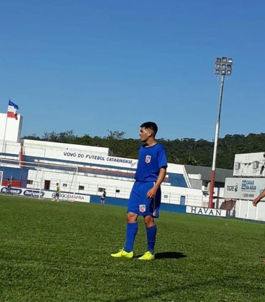 Lucas Gabriel em treinamento no Estádio Augusto Bauer