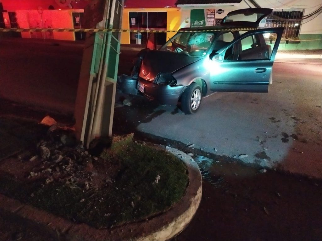 Veículo atinge poste no bairro Santa Rita