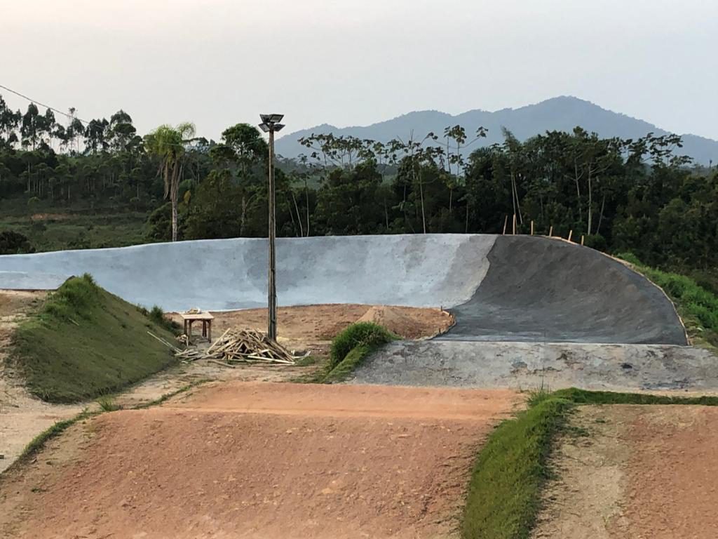 Durante a pandemia foram concretados os paredões da pista da BBF