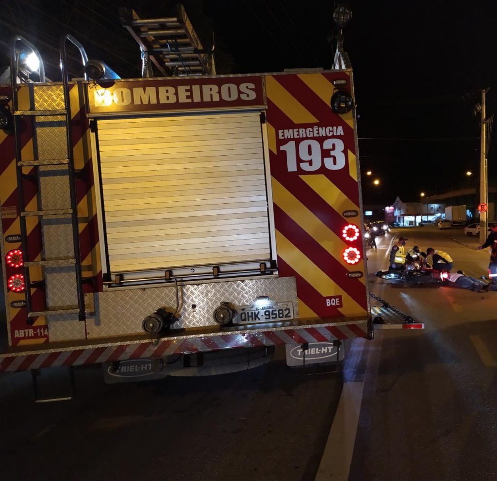 Corpo de Bombeiros e Samu atenderam colisão carro e moto 