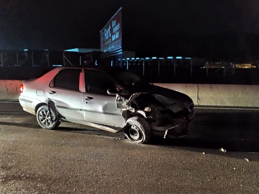 Veículo Fiat/Siena envolvido na colisão na rodovia Antônio Heil