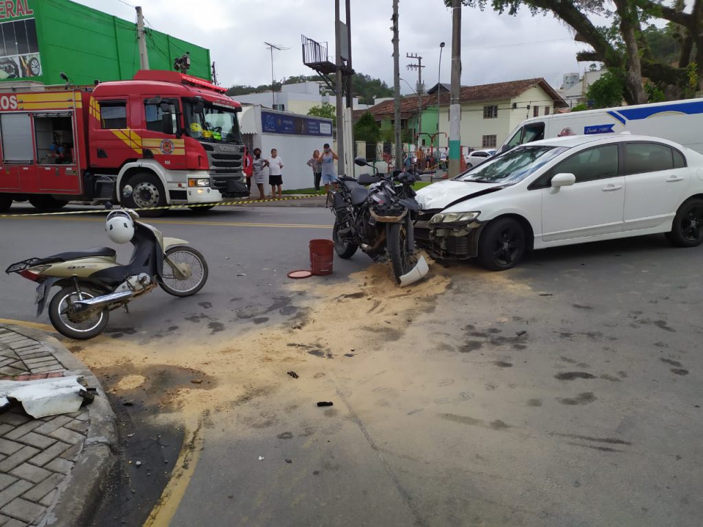 Acidente na manhã desta sexta-feira, 23, no bairro Santa Terezinha