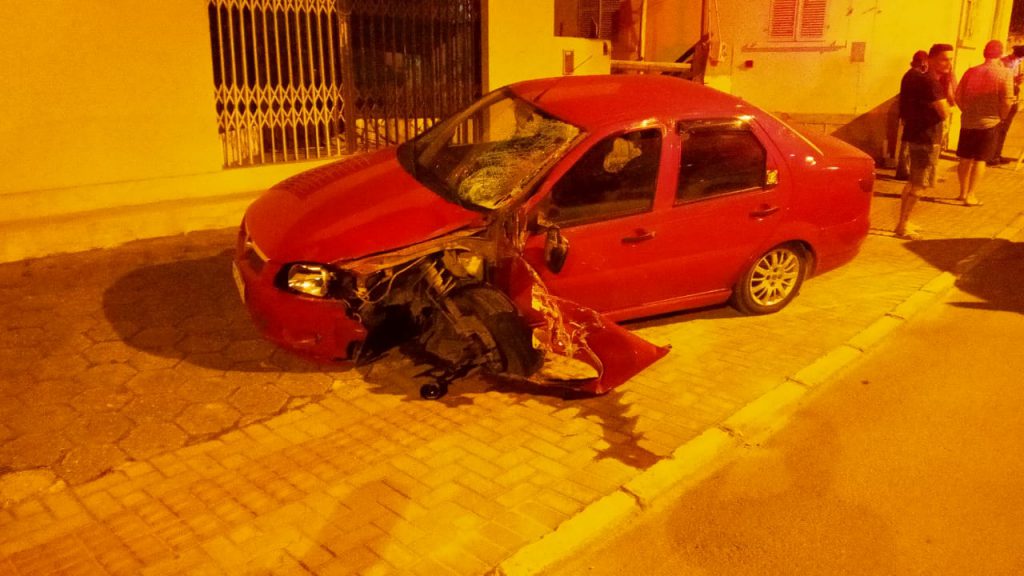 Veículo Fiat/Siena envolvido em acidente no bairro Santa Terezinha