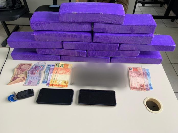 Polícia Militar apreende tabletes de maconha, celulares e dinheiro, após suspeita de tráfico (Foto: PM-SC)