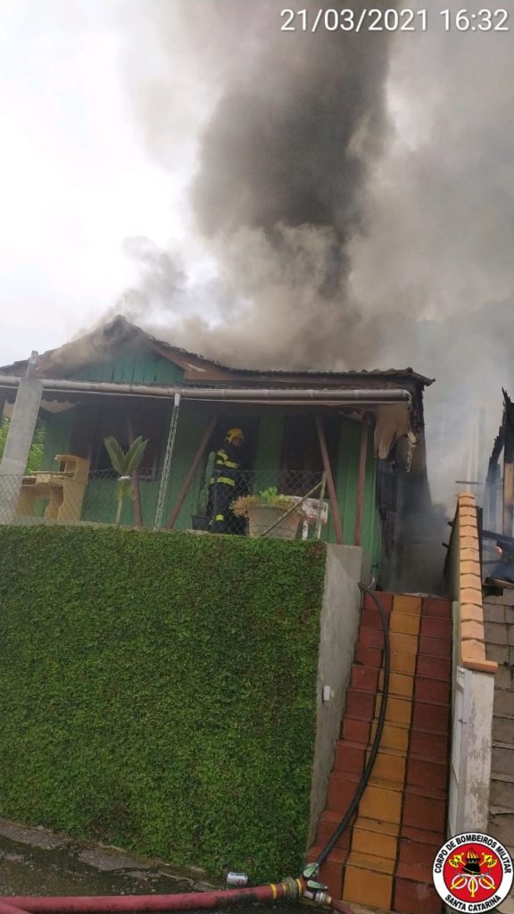 Corpo de Bombeiros combate incêndio em duas residências no bairro Guarani