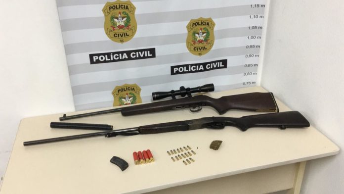 Armas e munições apreendidas pela Polícia Civil de Brusque (Foto: Polícia Civil/Divulgação)