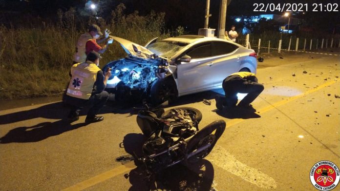Acidente entre carro e moto registrada no bairro Rio Branco