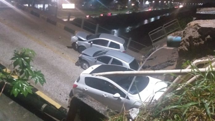 Segundo informações, três veículos passam pela ponte na hora que a cabeceira cedeu (Foto: Divulgação)