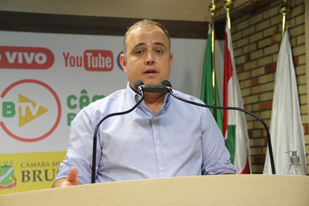 Vereador André Batisti na tribuna da Câmara ( Foto: Talita Garcia/Imprensa Câmara Brusque)