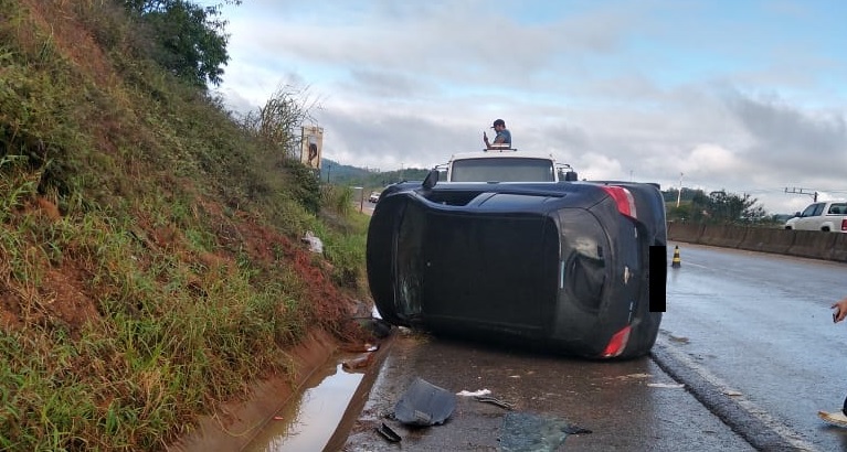 Acidente registrado na manhã desta quarta-feira, 09, na Rodovia Antônio Heil, em Itajaí (Foto: PRE/Divulgação)