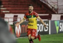 Éverton Alemão se despede do Brusque após quase seis anos e mais de 220 jogos pelo clube Everton Alemão comemora gol de cabeça