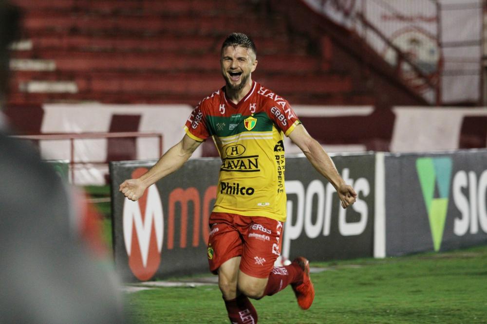 Everton Alemão comemora gol de cabeça