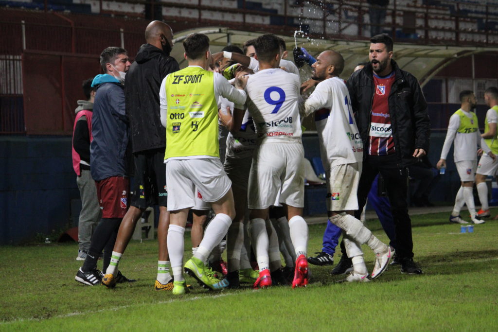 Equipe do Carlos Renaux em comemoração de gol no jogo de empate de 3 a 3 (Foto: Divulgação/CACR)