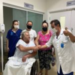 Paciente após alta da UTI com familiares e equipe do Hospital Azambuja