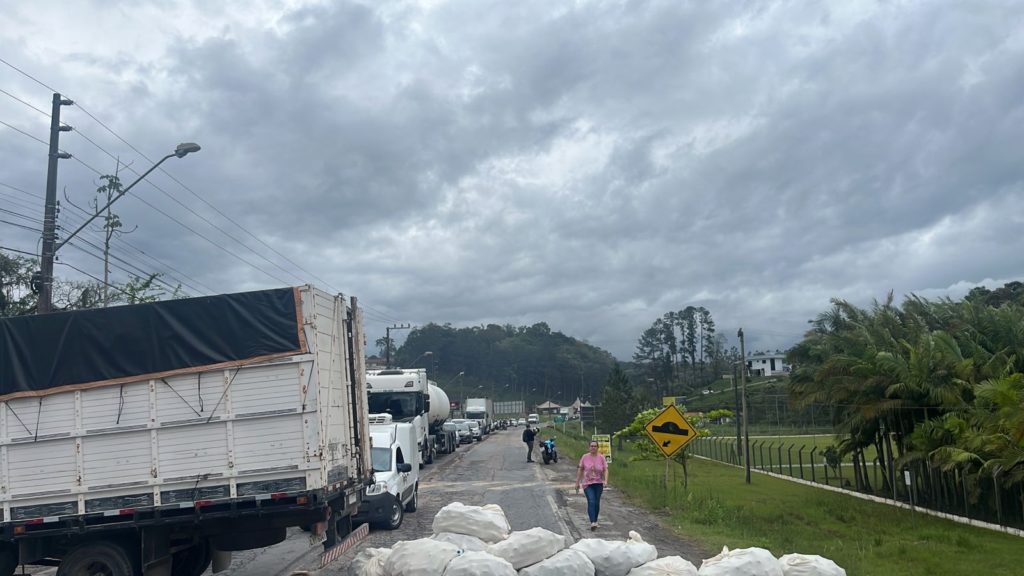 Trevo na BR-280 em Canoinhas segue com bloqueio parcial