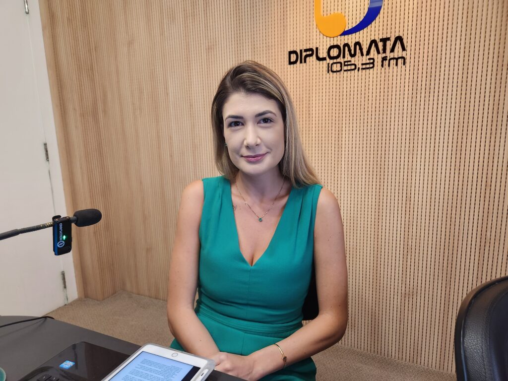 Tainá Pedrini no Jornal da Diplomata. (Foto: Diplomata FM/Jornalismo)