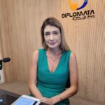 Tainá Pedrini no Jornal da Diplomata. (Foto: Diplomata FM/Jornalismo)