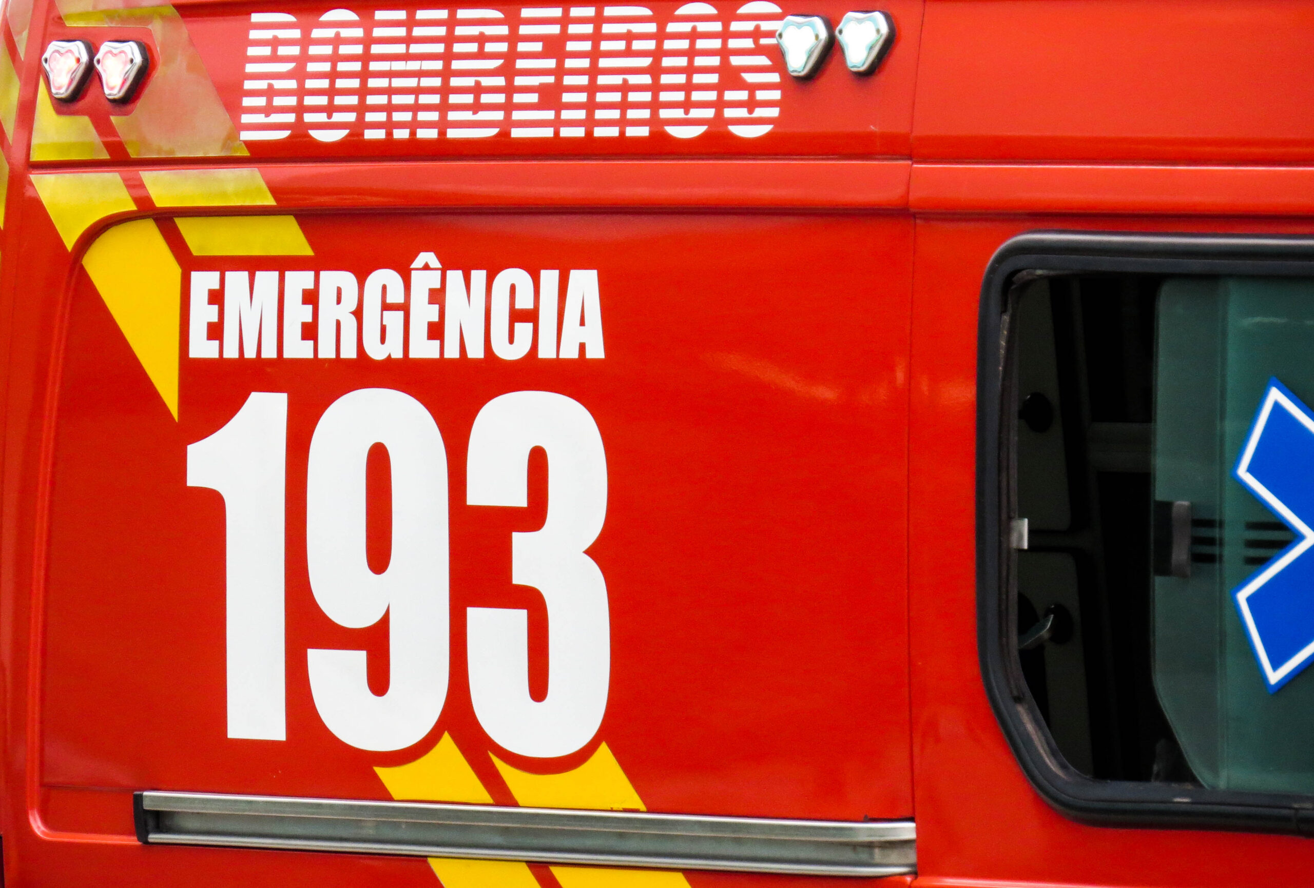 Homem fica ferido após cair de telhado de três metros em Brusque Corpo de Bombeiros; plantão; acidente; viatura; CBMSC; transito; trânsito; Bombeiros; 193; emergencia