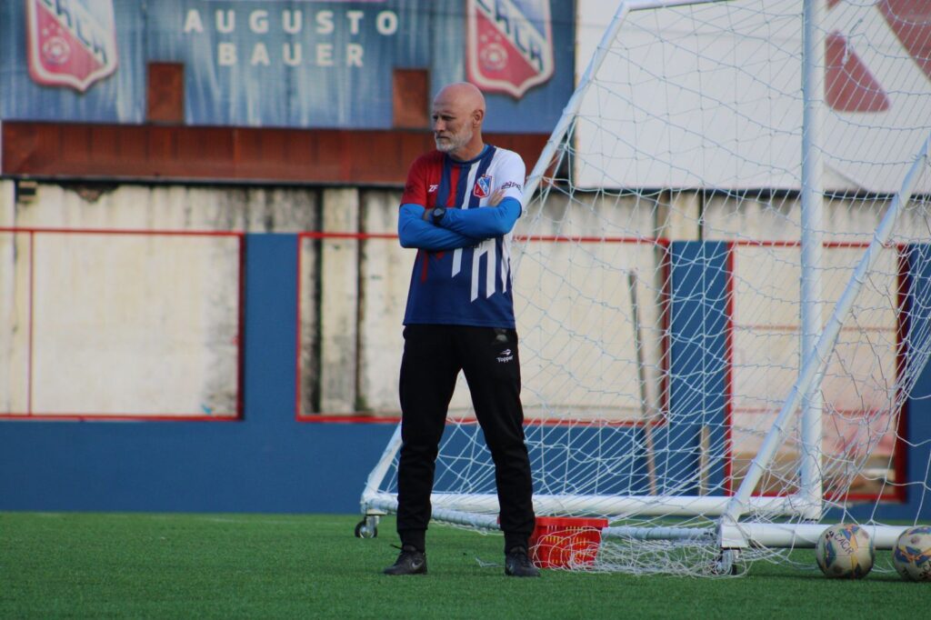 Técnico Silvio Criciúma comandando treino do Carlos Renaux. Foto: Bold/Carlos Renaux