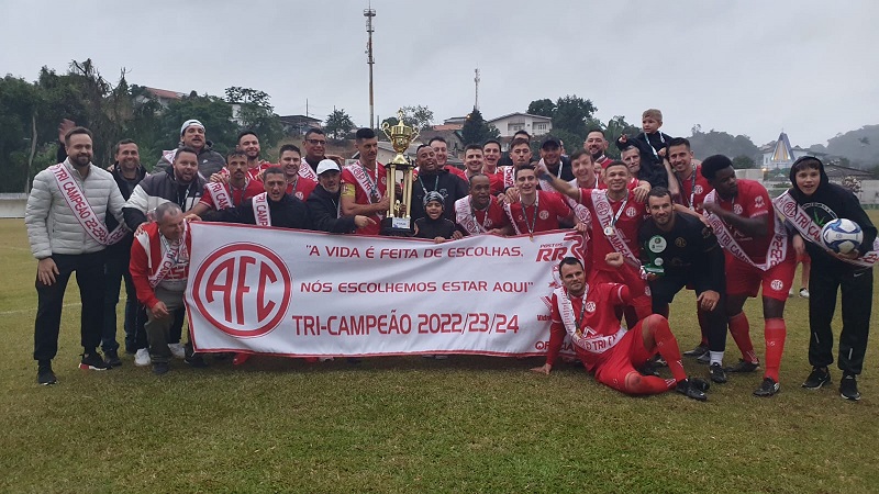 Equipe
Vidraçaria Azaléia/ América Futebol Clube conquistou título do futebol amador em 2024 (Foto: Adonias Martins/Diplomata FM)