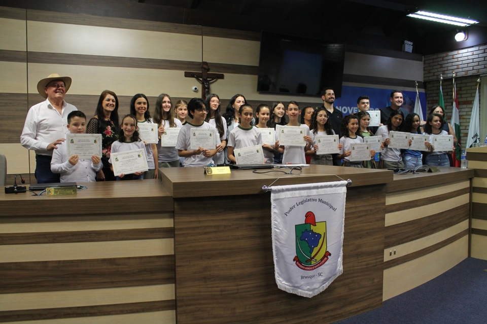 Alunos que receberam certificado do programa Aluno Nota Dez 2024 (Foto: Talita Garcia/Câmara Brusque)