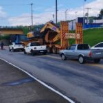 Carreta presa na ponte Arthur Schlosser