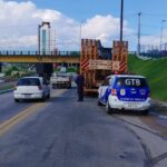 Carreta presa na ponte Arthur Schlosser