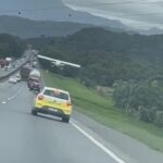 Avião de pequeno porte faz pouso de emergência na BR-101, em Joinville