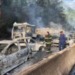 Veículos destruídos após carreta tombar e pegar fogo na BR-101 em Palhoça