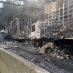 Veículos destruídos após carreta tombar e pegar fogo na BR-101 em Palhoça