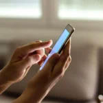 Celular golpe mulher WhatsApp