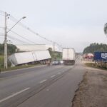 Caminhão saída de pista