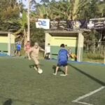 Policial militar marca golaço em partida de futebol com adolescentes e viraliza