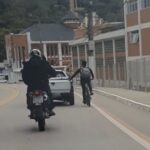 Ciclista é flagrado “pegando carona” em veículo na Avenida Primeiro de Maio, em Brusque