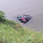 Carro cai no rio