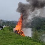 Carro que caiu no rio Itajaí-Mirim pega fogo durante remoção